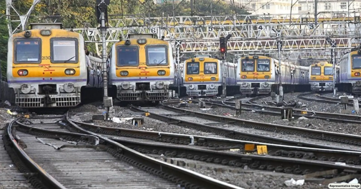 Mumbai: Local trains face signal problems at Jui Nagar